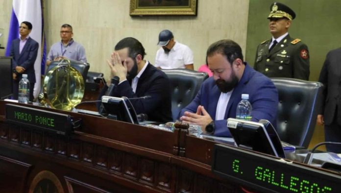 Nayib Bukele hace oración de madrugada