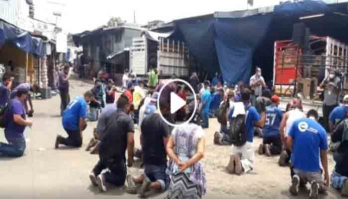 Trabajadores del mercado oran por El Salvador