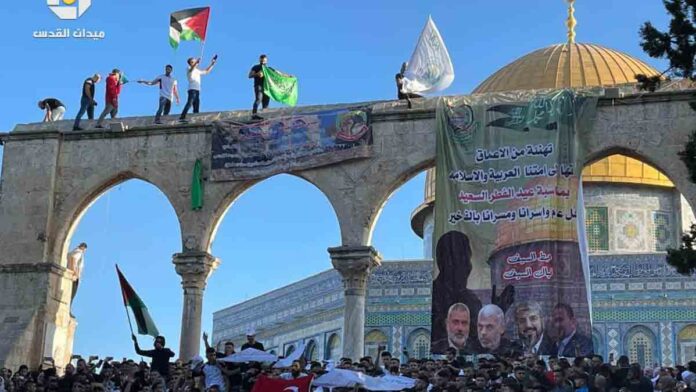 Musulmanes invaden en el Monte del Templo en apoyo de terroristas de Gaza