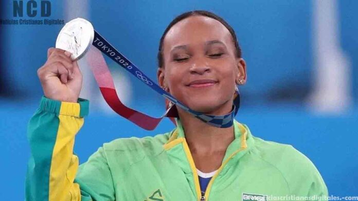 Gimnasta agradece a Dios tras ganar la medalla de plata