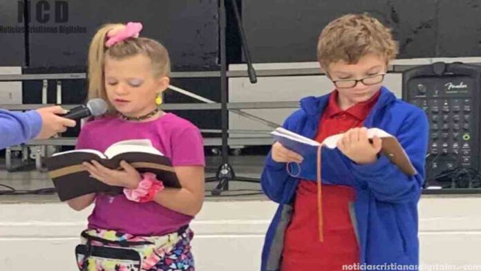 Niños participan en el día de llevar la biblia a la escuela en Estados Unidos